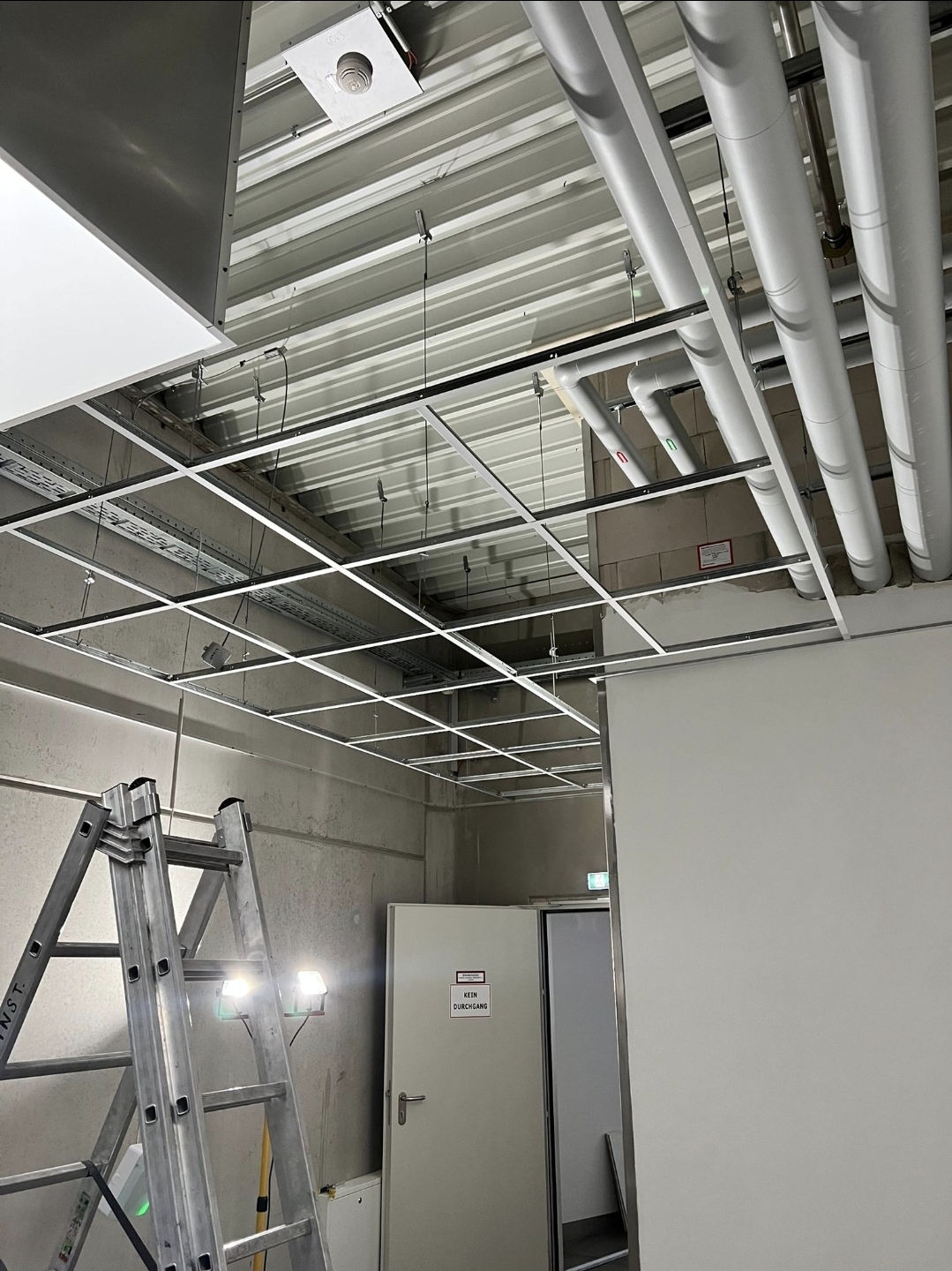 Installation einer abgehängten Decke