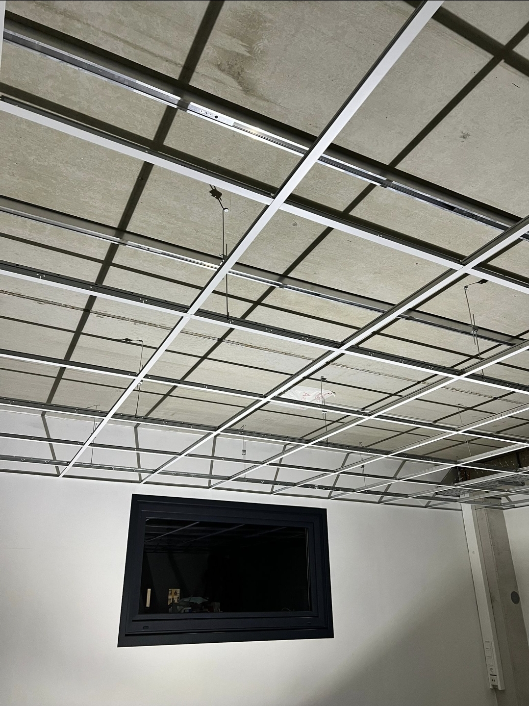 Moderne LED-Deckenbeleuchtung im Innenausbau