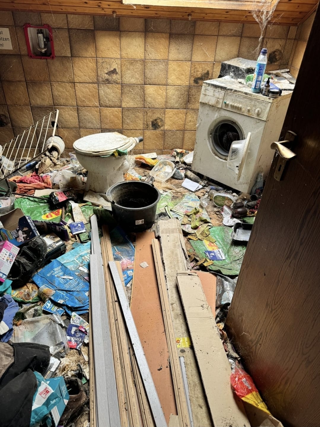 Entrümpelung eines vermüllten Badezimmers