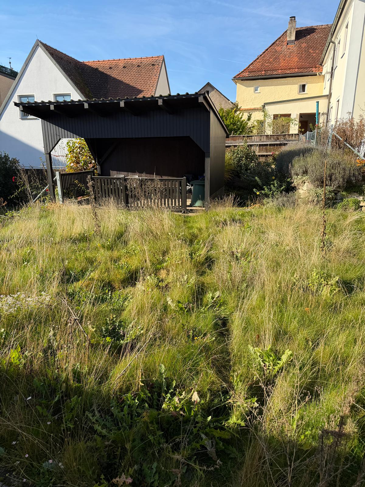 Garten und Hof mit Gartenhaus