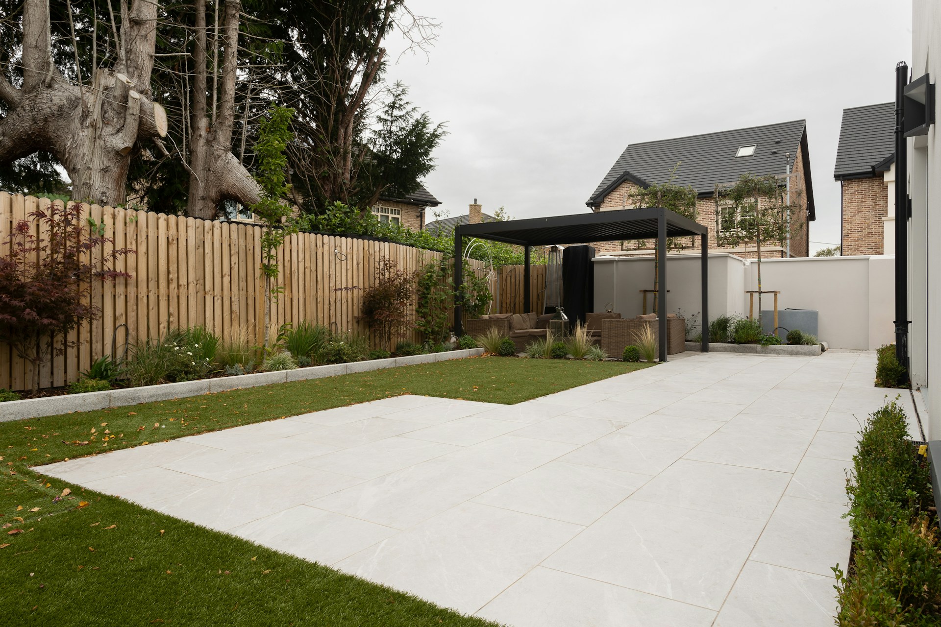 Gepflegter Garten und moderner Hofbereich