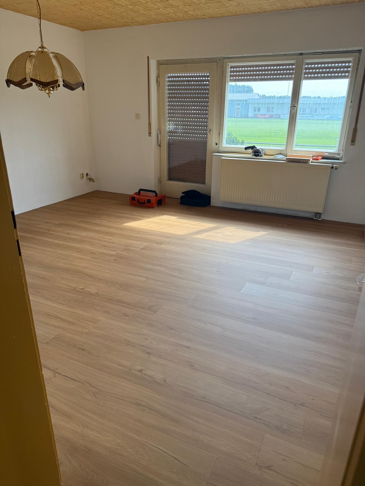 Renoviertes Zimmer mit neuem Bodenbelag