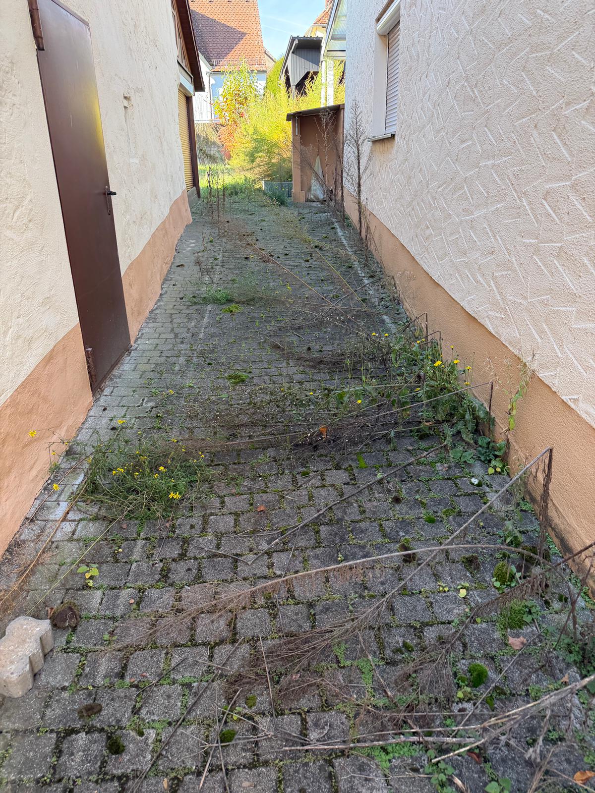 Gepflasterter Weg vor der Reinigung